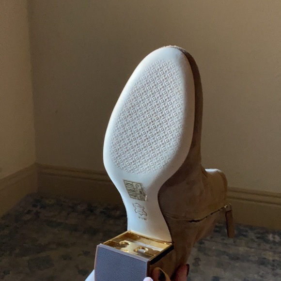 Light brown suede Tory Burch boots with low heel. Never worn dust bag included. - Picture 4 of 6